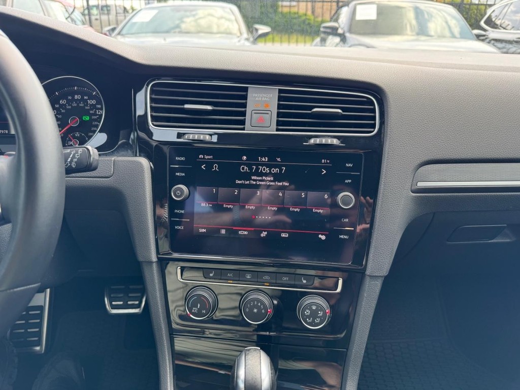 Volkswagen Golf GTI Vehicle Full-screen Gallery Image 22