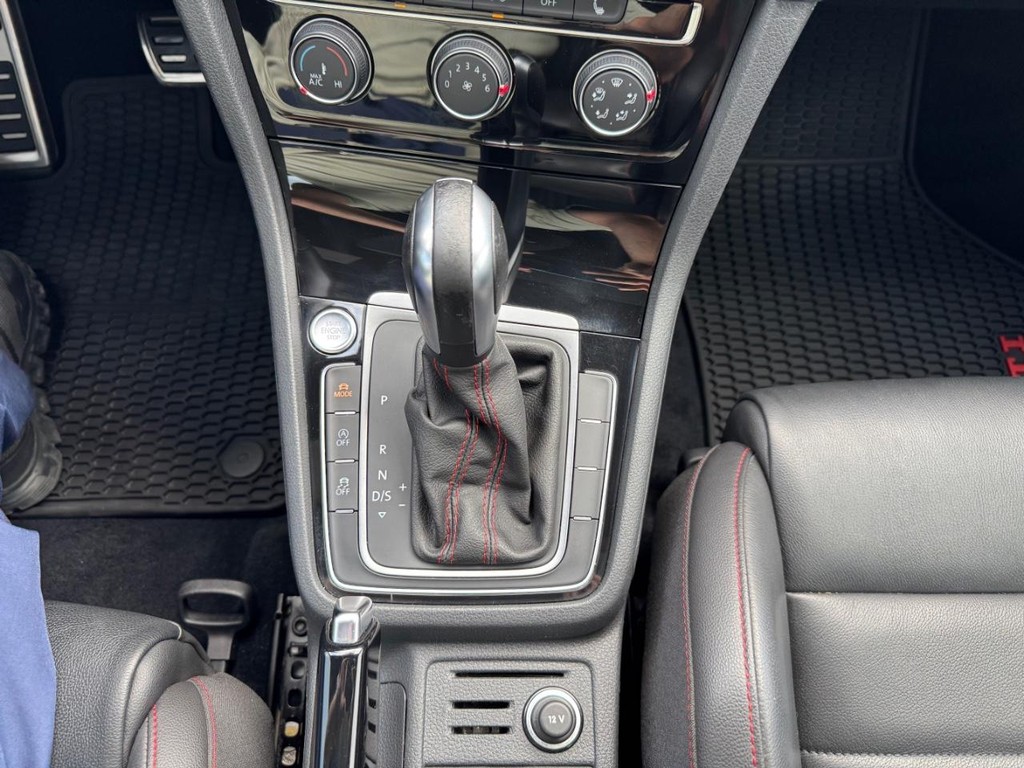 Volkswagen Golf GTI Vehicle Full-screen Gallery Image 23
