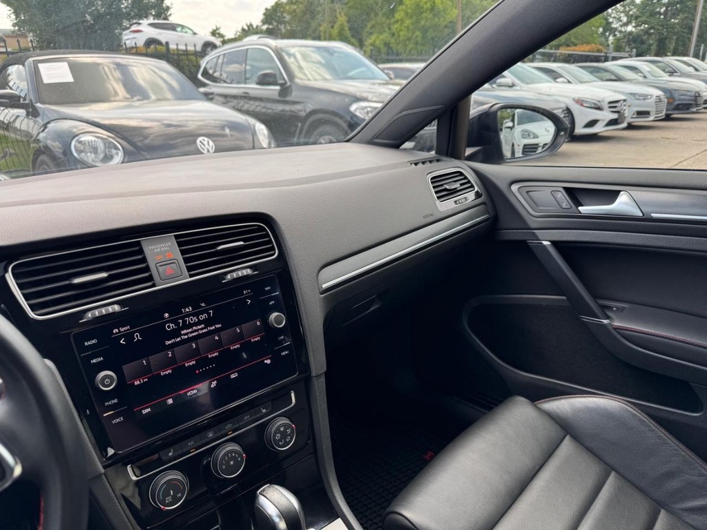 Volkswagen Golf GTI Vehicle Full-screen Gallery Image 24