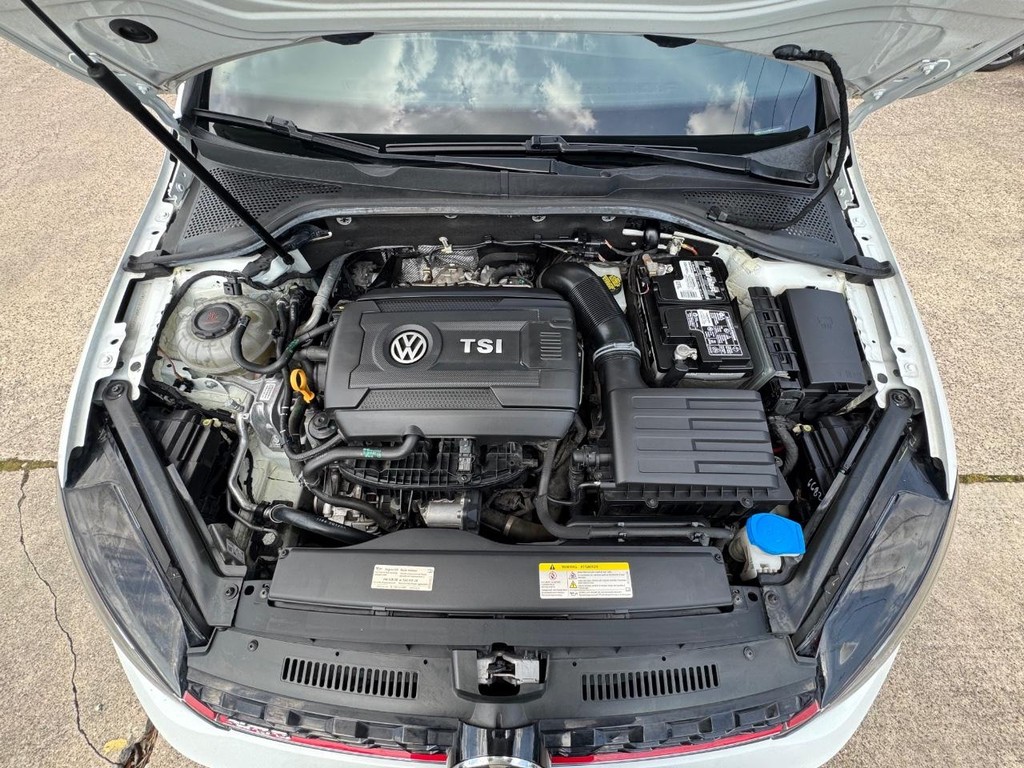 Volkswagen Golf GTI Vehicle Full-screen Gallery Image 28