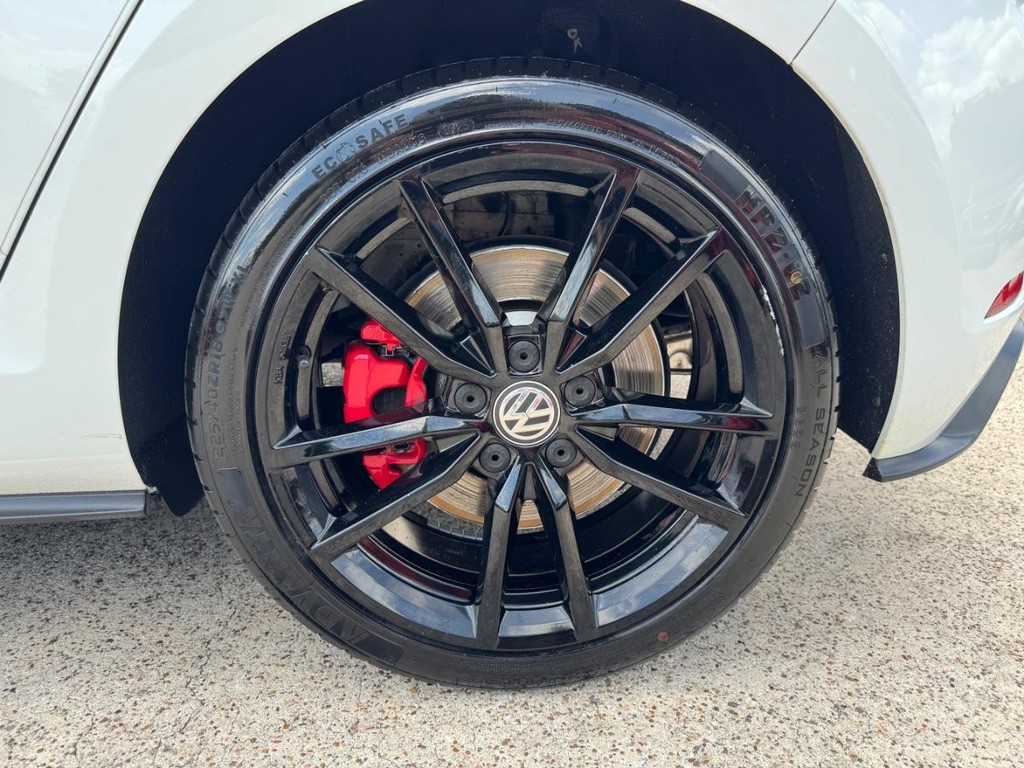 Volkswagen Golf GTI Vehicle Full-screen Gallery Image 29