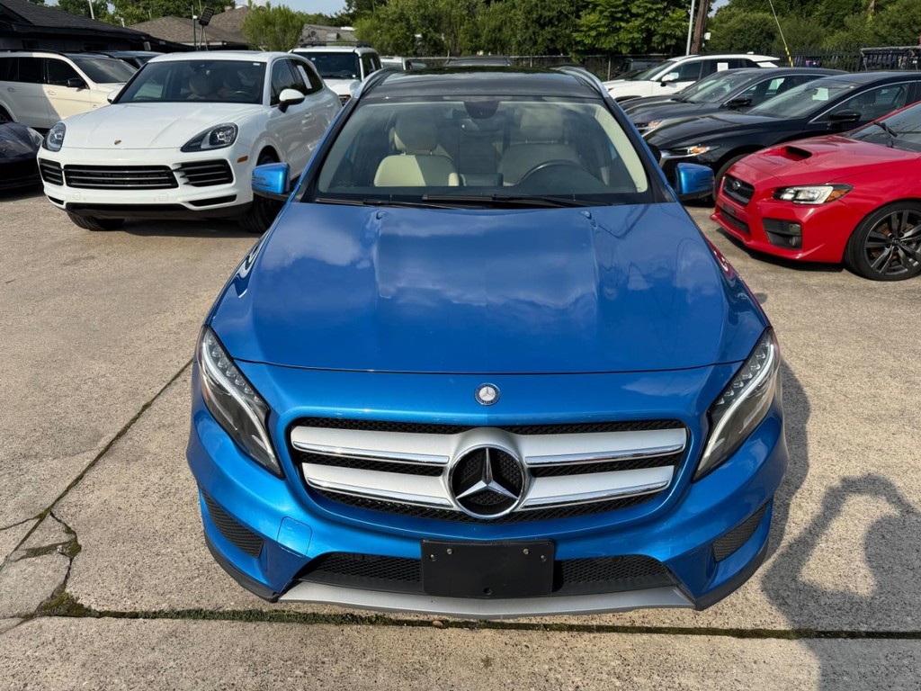 Mercedes-Benz GLA 250 Vehicle Full-screen Gallery Image 03