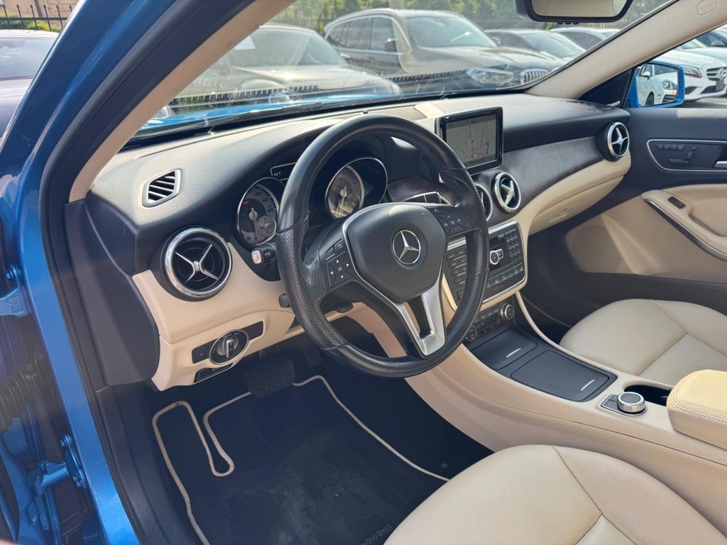 Mercedes-Benz GLA 250 Vehicle Full-screen Gallery Image 10