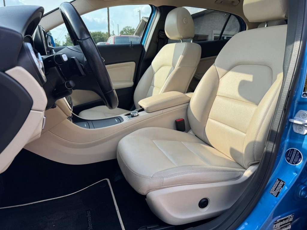 Mercedes-Benz GLA 250 Vehicle Full-screen Gallery Image 11