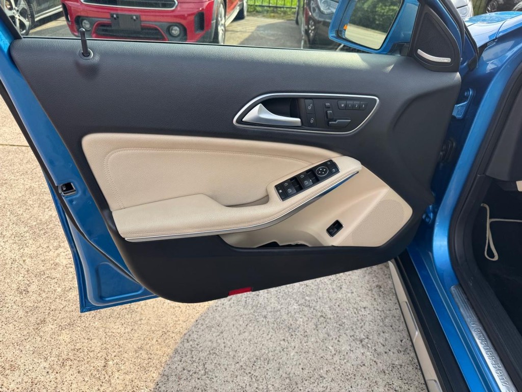 Mercedes-Benz GLA 250 Vehicle Full-screen Gallery Image 12