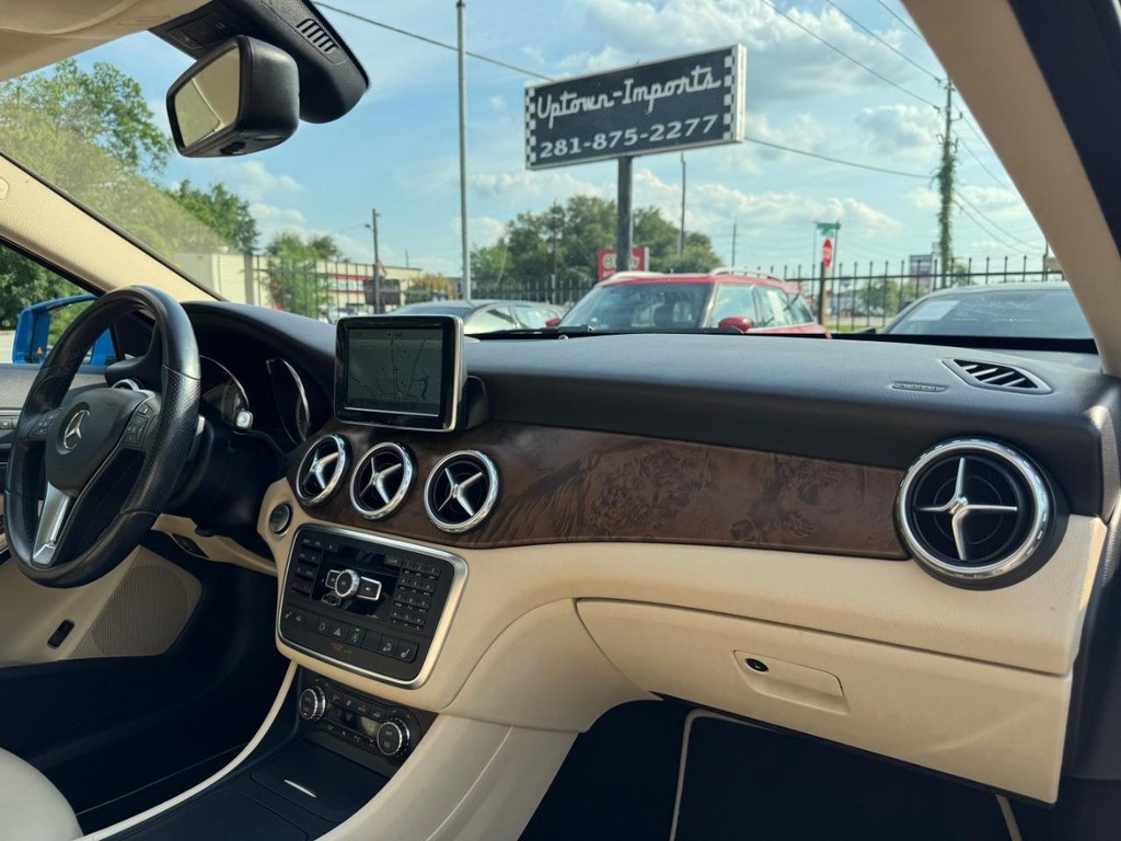 Mercedes-Benz GLA 250 Vehicle Full-screen Gallery Image 13