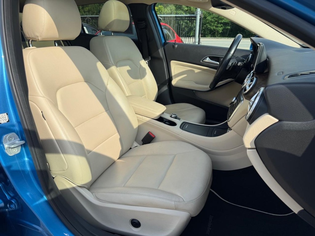 Mercedes-Benz GLA 250 Vehicle Full-screen Gallery Image 14