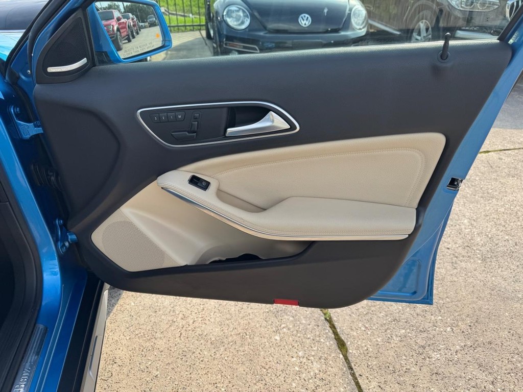 Mercedes-Benz GLA 250 Vehicle Full-screen Gallery Image 15