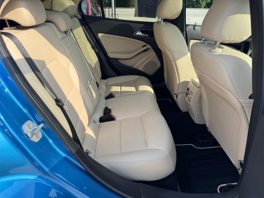 Mercedes-Benz GLA 250 Vehicle Full-screen Gallery Image 16
