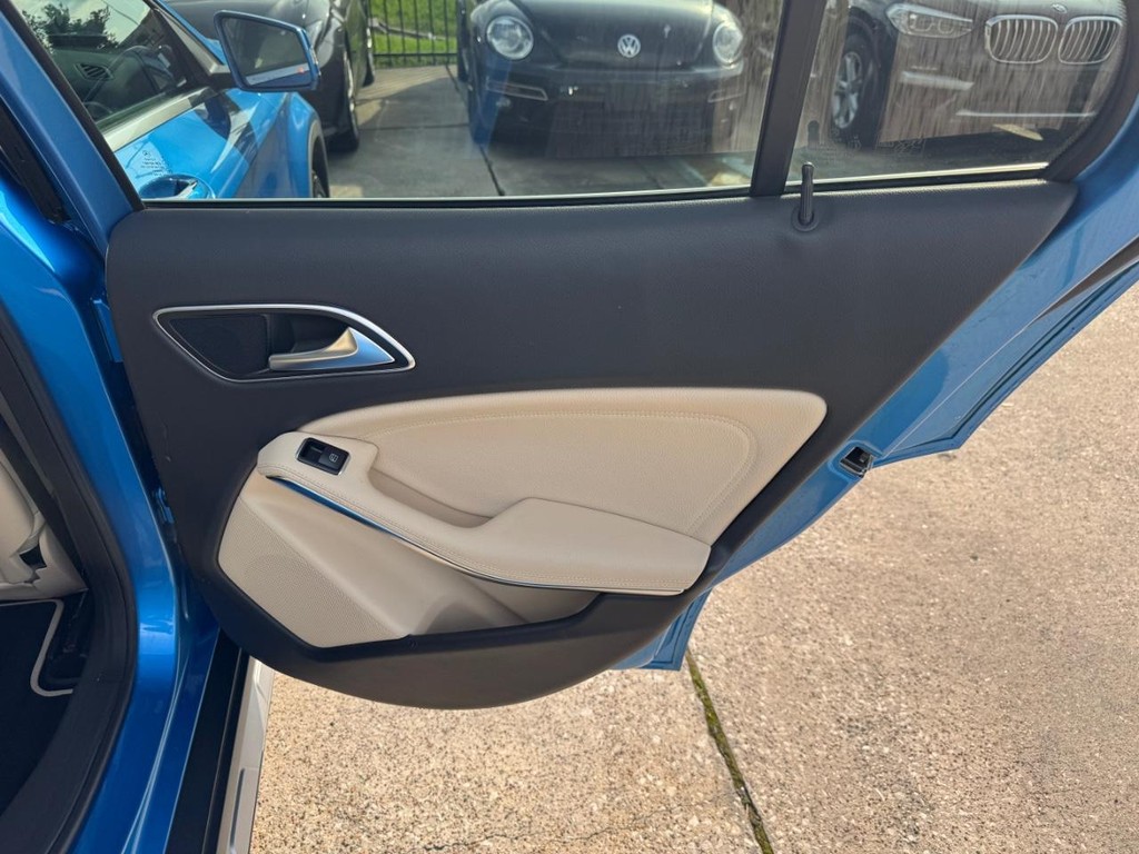 Mercedes-Benz GLA 250 Vehicle Full-screen Gallery Image 17