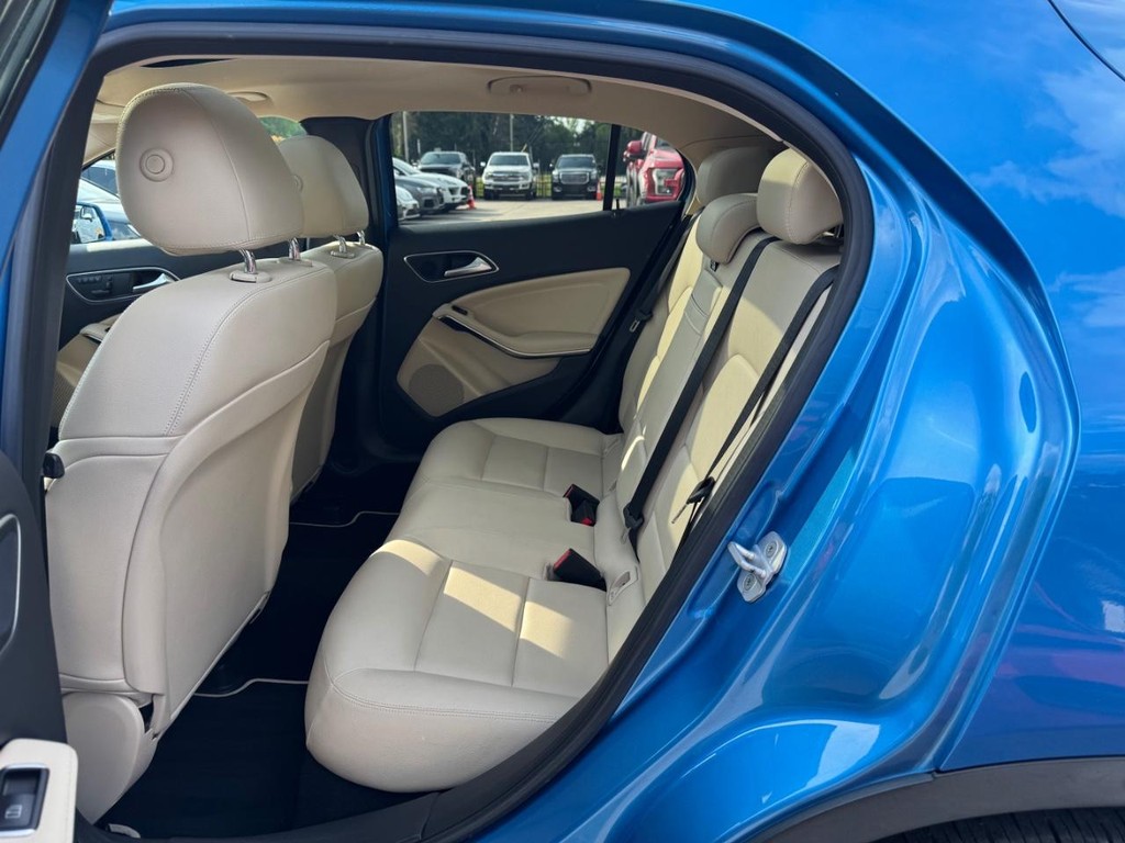 Mercedes-Benz GLA 250 Vehicle Full-screen Gallery Image 18