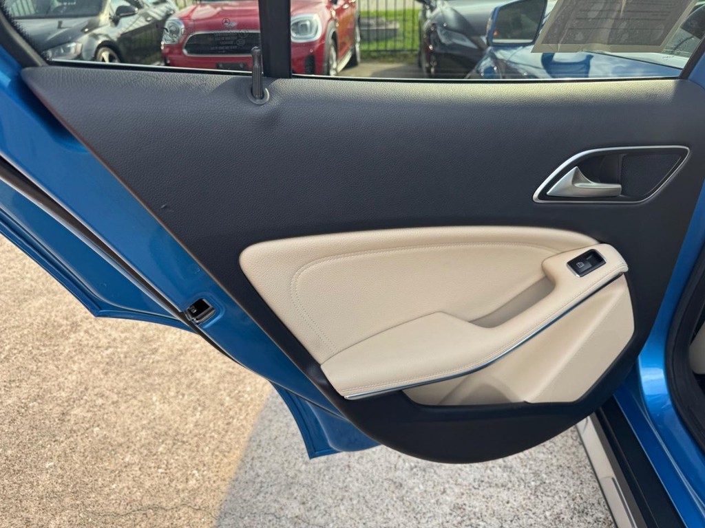 Mercedes-Benz GLA 250 Vehicle Full-screen Gallery Image 19