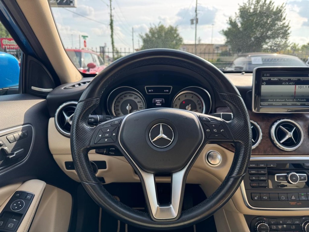 Mercedes-Benz GLA 250 Vehicle Full-screen Gallery Image 20