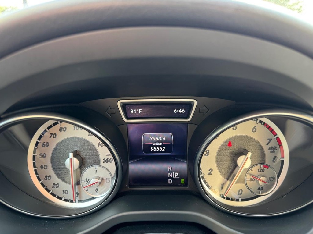Mercedes-Benz GLA 250 Vehicle Full-screen Gallery Image 21