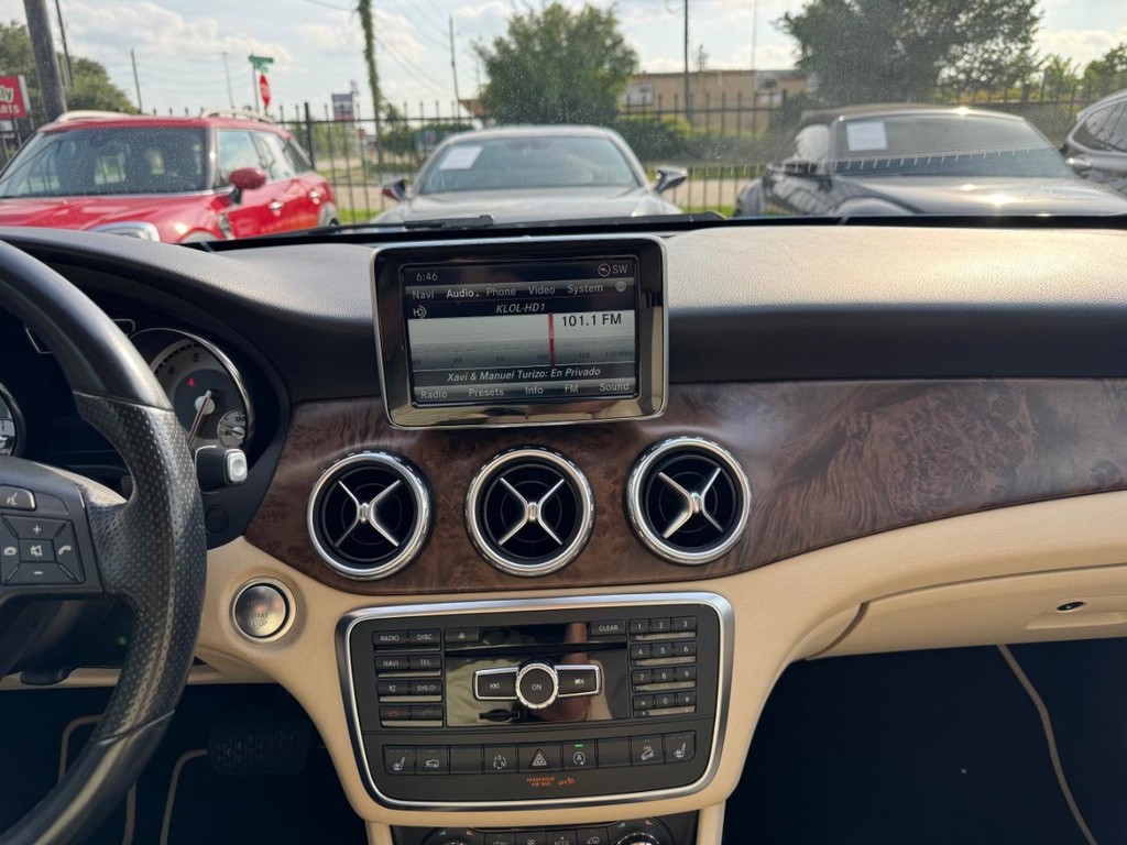 Mercedes-Benz GLA 250 Vehicle Full-screen Gallery Image 22