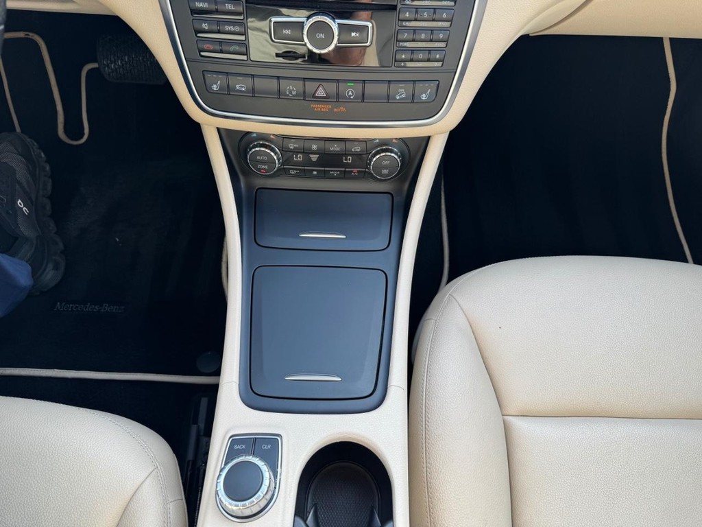 Mercedes-Benz GLA 250 Vehicle Full-screen Gallery Image 23