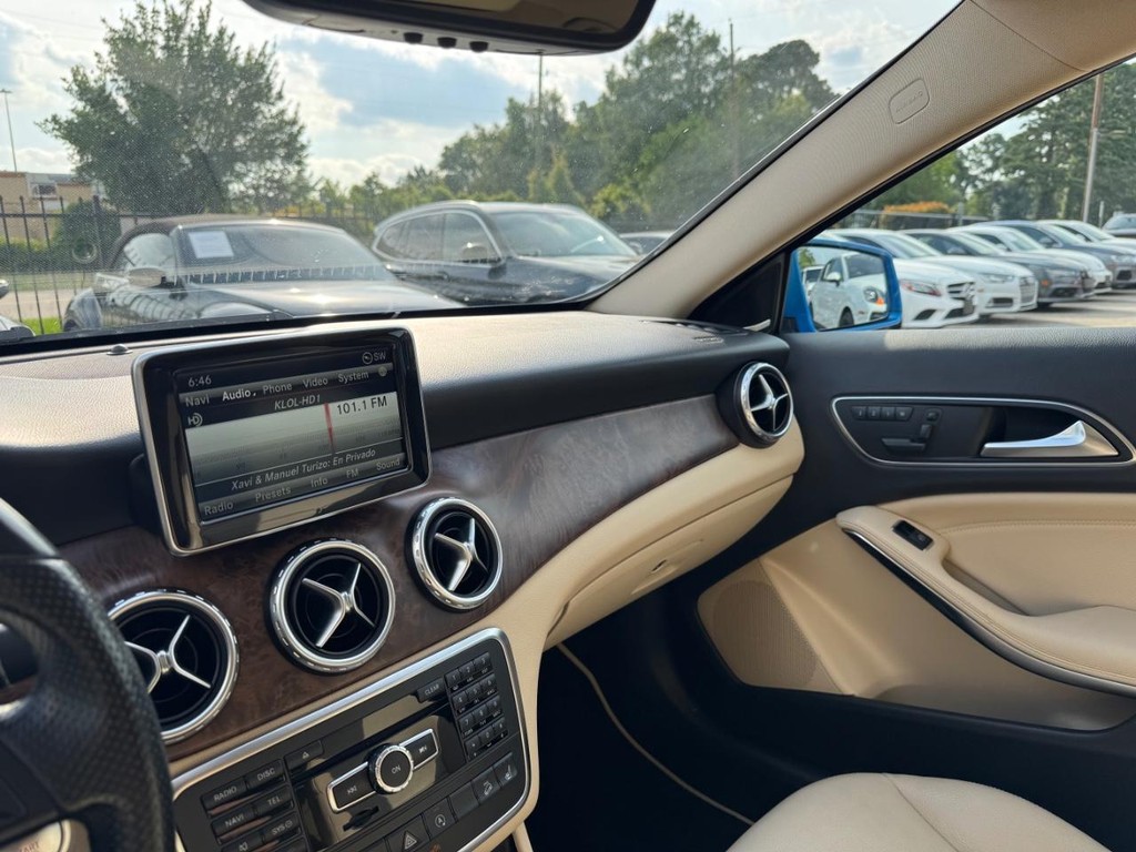 Mercedes-Benz GLA 250 Vehicle Full-screen Gallery Image 24