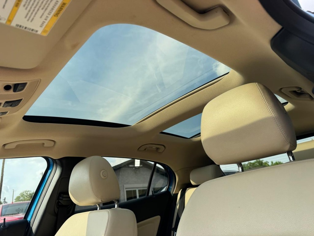 Mercedes-Benz GLA 250 Vehicle Full-screen Gallery Image 27