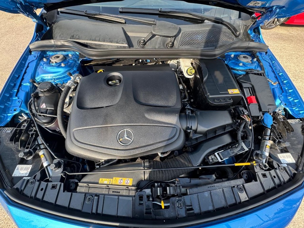 Mercedes-Benz GLA 250 Vehicle Full-screen Gallery Image 29