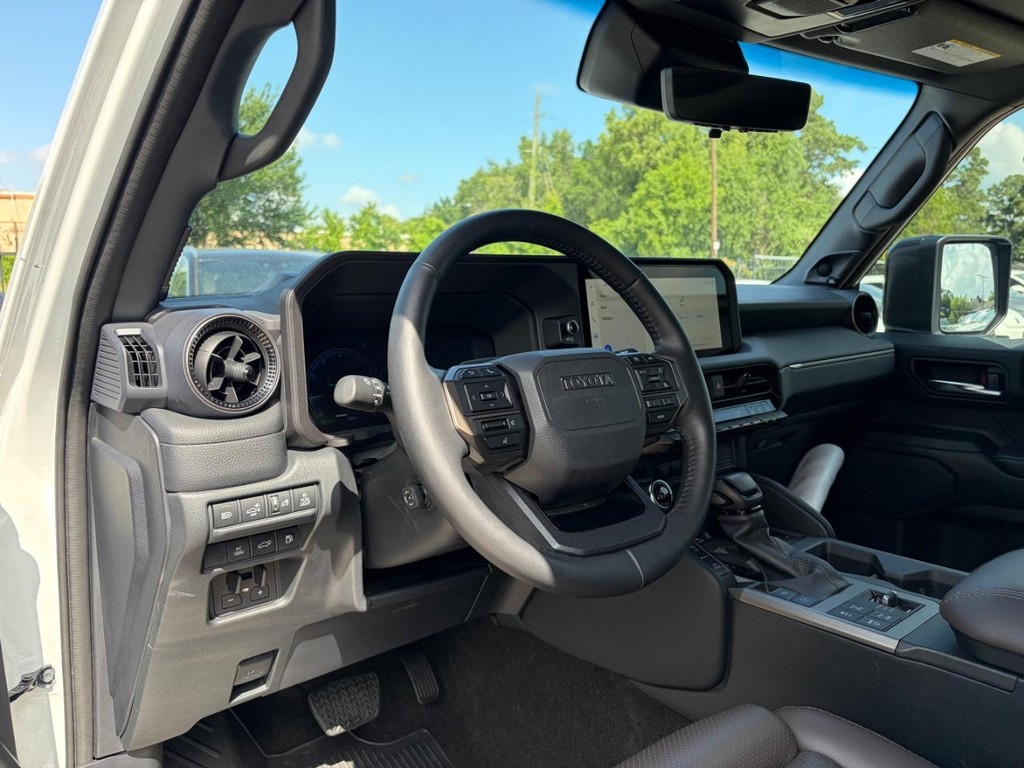Toyota Land Cruiser Vehicle Full-screen Gallery Image 09