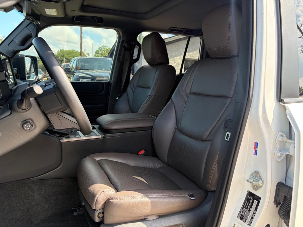 Toyota Land Cruiser Vehicle Full-screen Gallery Image 10