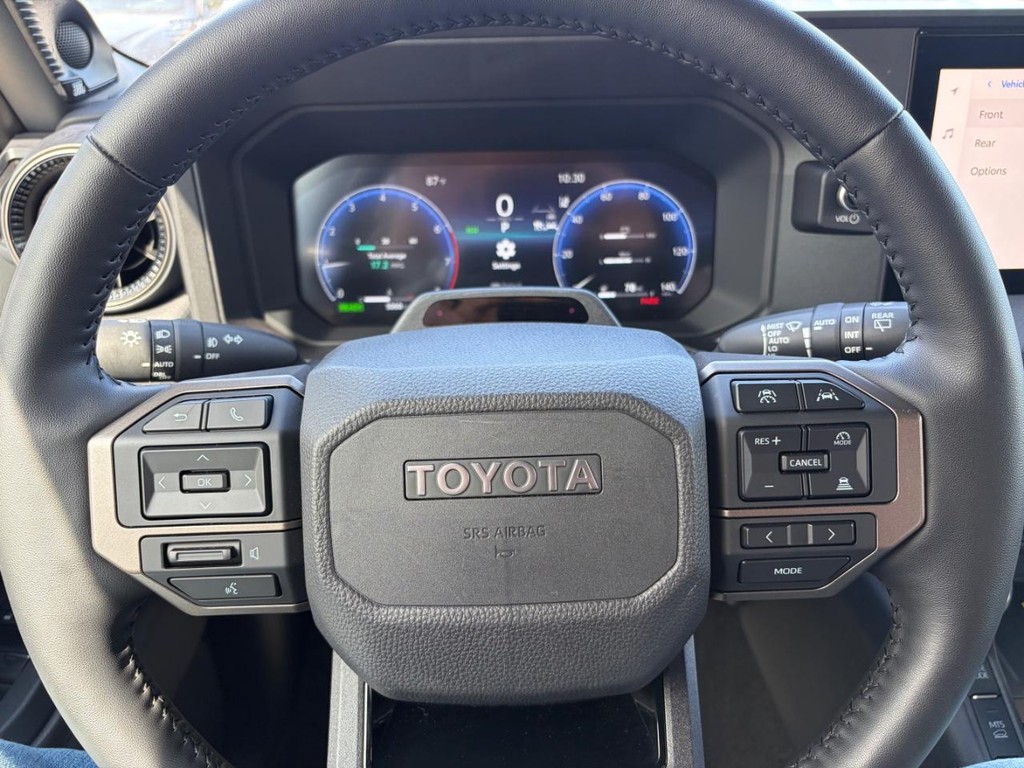 Toyota Land Cruiser Vehicle Full-screen Gallery Image 11