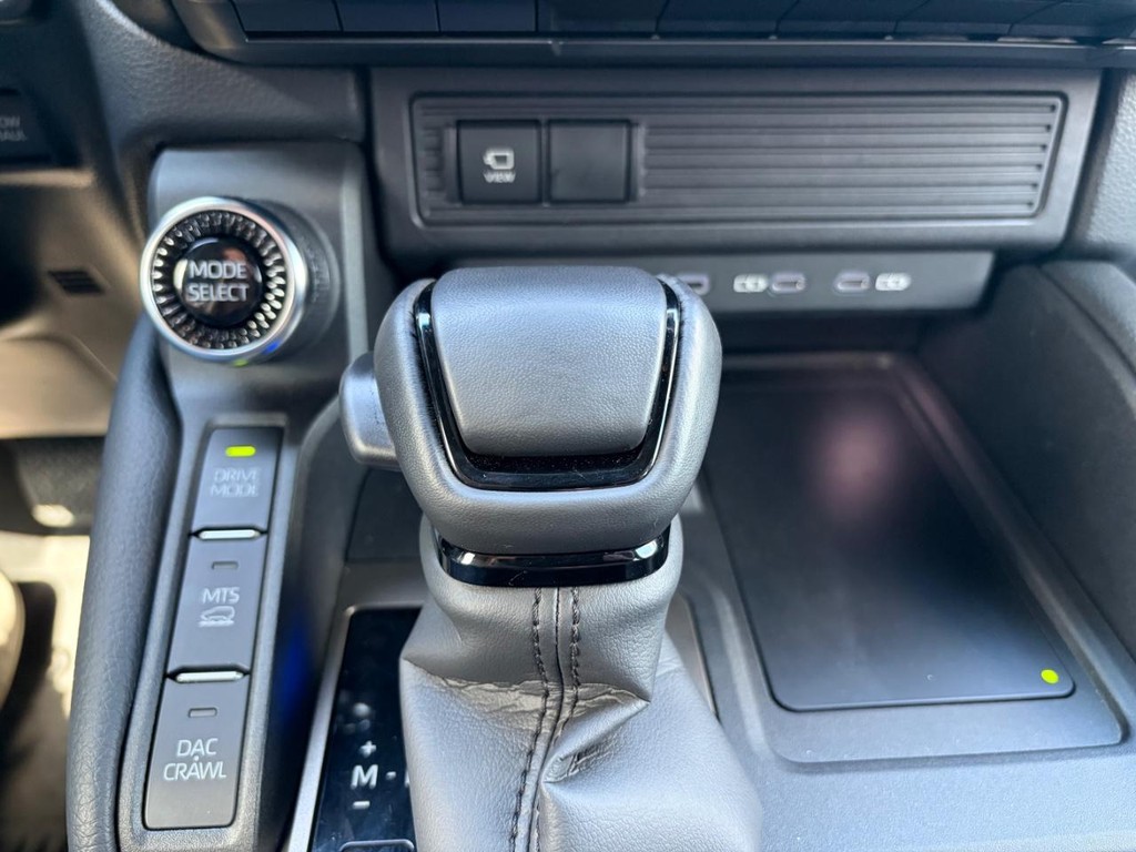 Toyota Land Cruiser Vehicle Full-screen Gallery Image 15