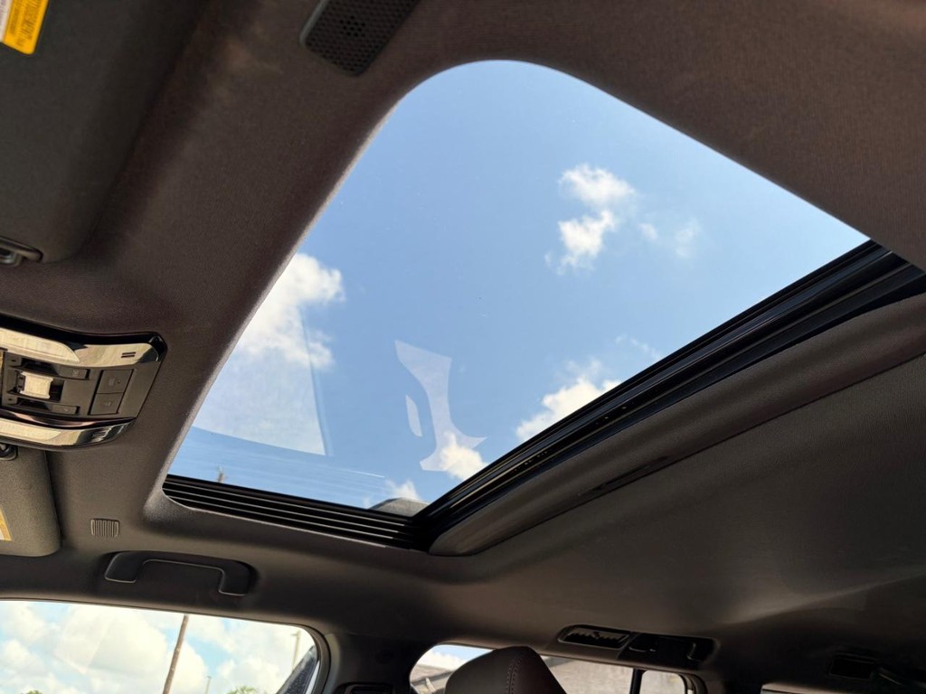 Toyota Land Cruiser Vehicle Full-screen Gallery Image 18