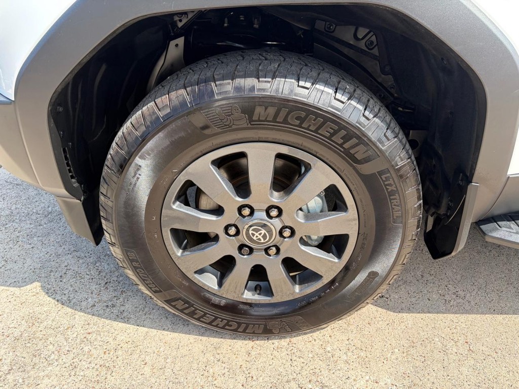 Toyota Land Cruiser Vehicle Full-screen Gallery Image 19