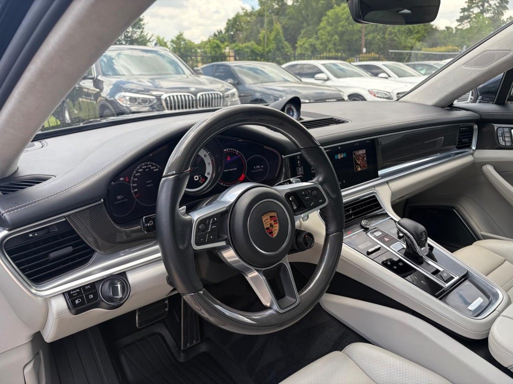 Porsche Panamera Vehicle Full-screen Gallery Image 10