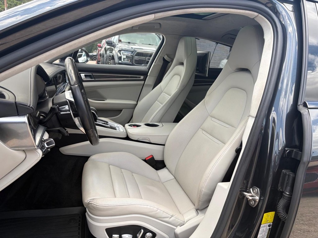 Porsche Panamera Vehicle Full-screen Gallery Image 11