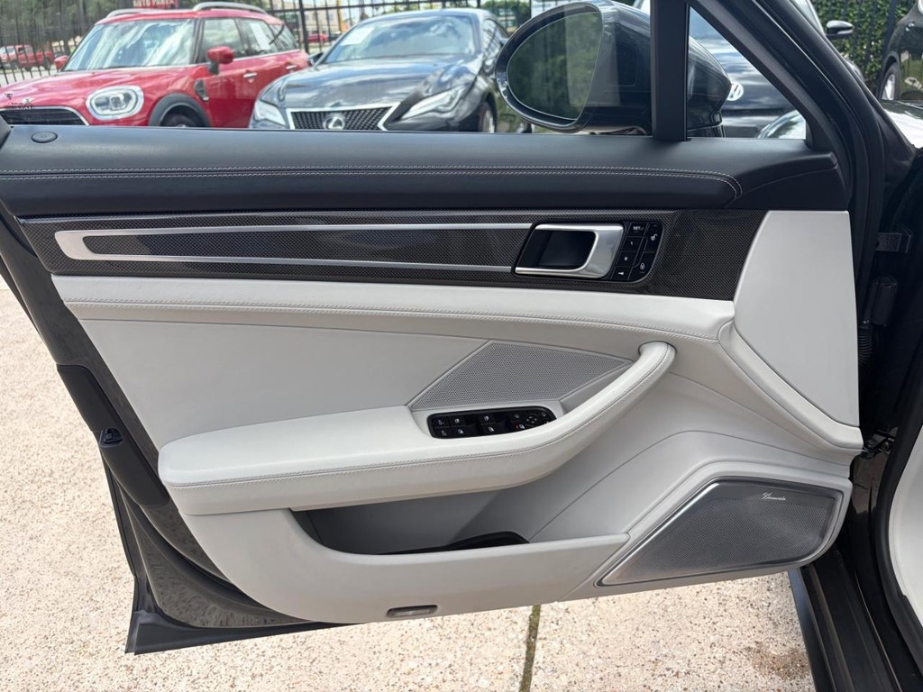 Porsche Panamera Vehicle Full-screen Gallery Image 12