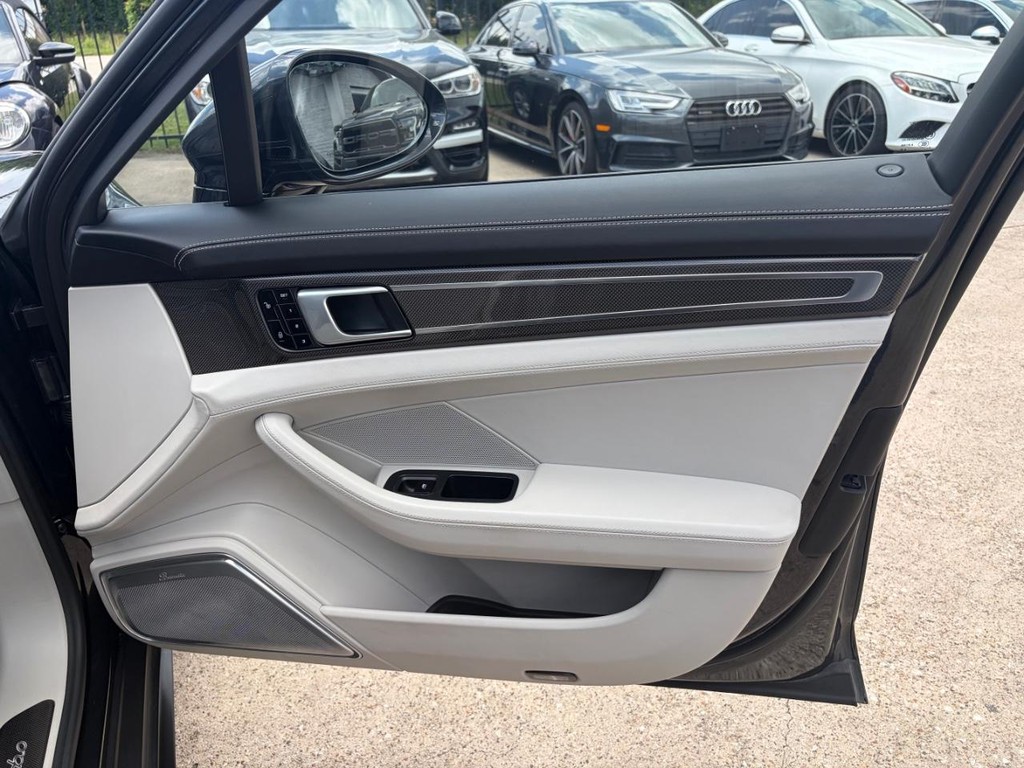 Porsche Panamera Vehicle Full-screen Gallery Image 15