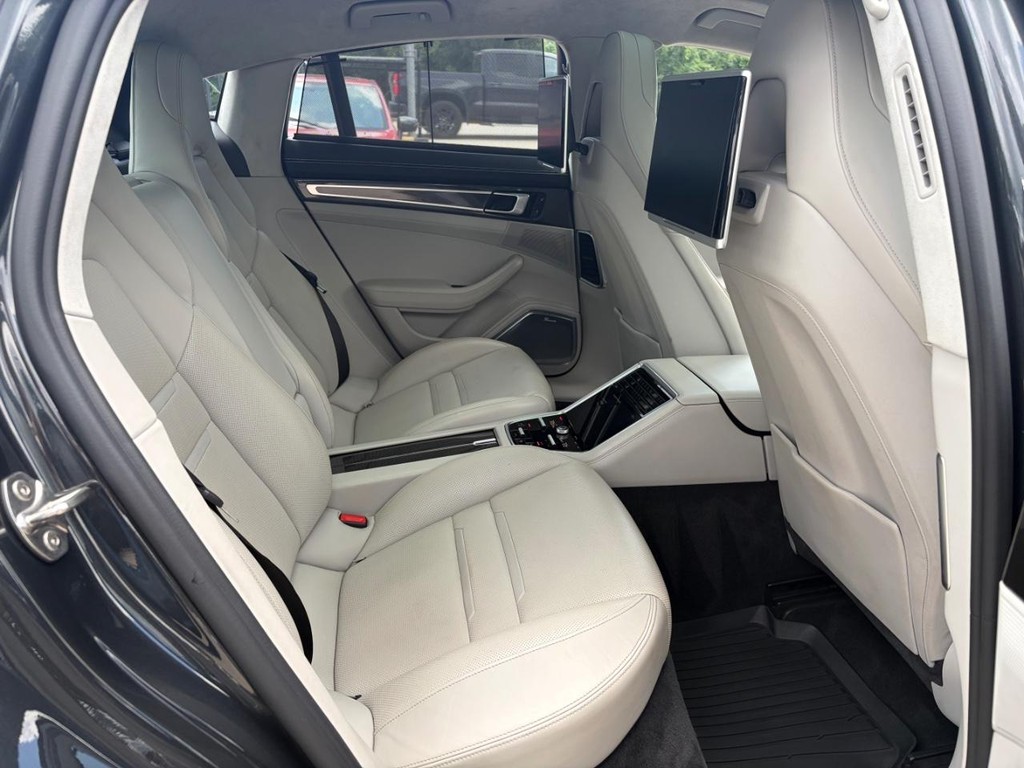 Porsche Panamera Vehicle Full-screen Gallery Image 16
