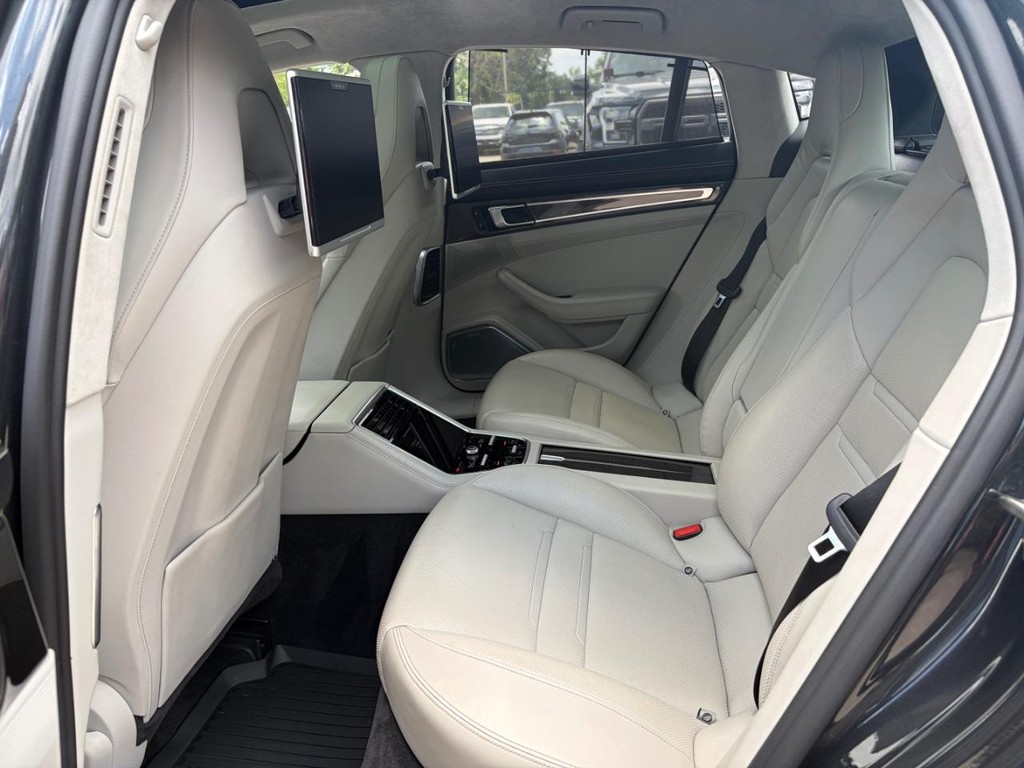 Porsche Panamera Vehicle Full-screen Gallery Image 18