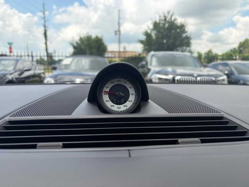 Porsche Panamera Vehicle Full-screen Gallery Image 22