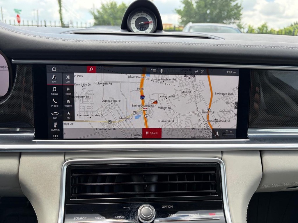 Porsche Panamera Vehicle Full-screen Gallery Image 24