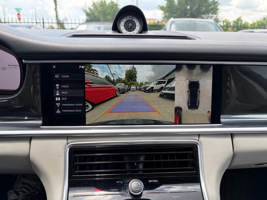 Porsche Panamera Vehicle Full-screen Gallery Image 25