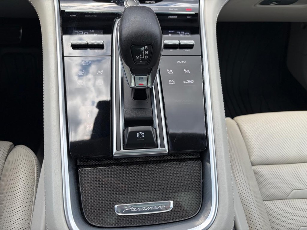 Porsche Panamera Vehicle Full-screen Gallery Image 26