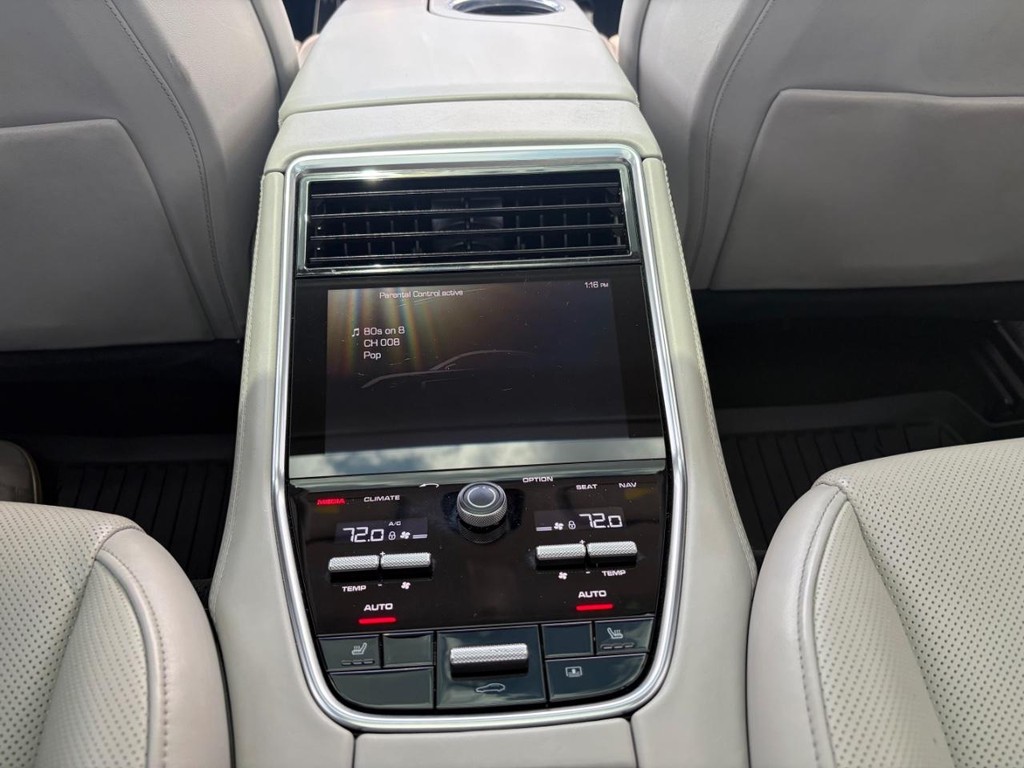 Porsche Panamera Vehicle Full-screen Gallery Image 27