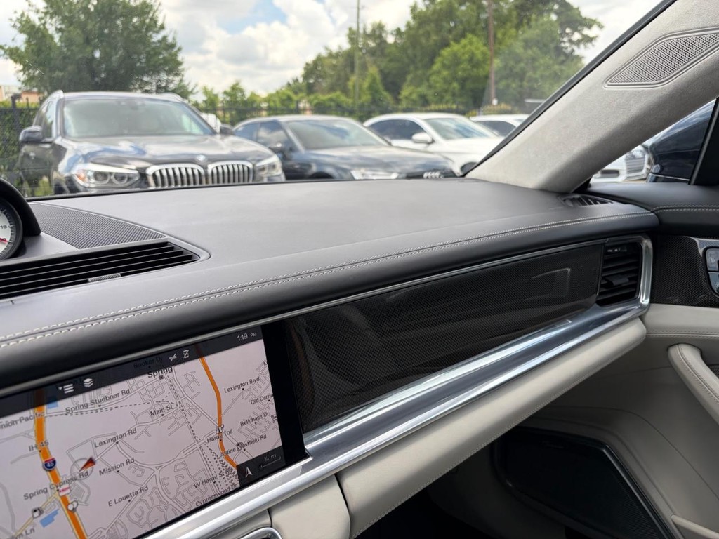 Porsche Panamera Vehicle Full-screen Gallery Image 28