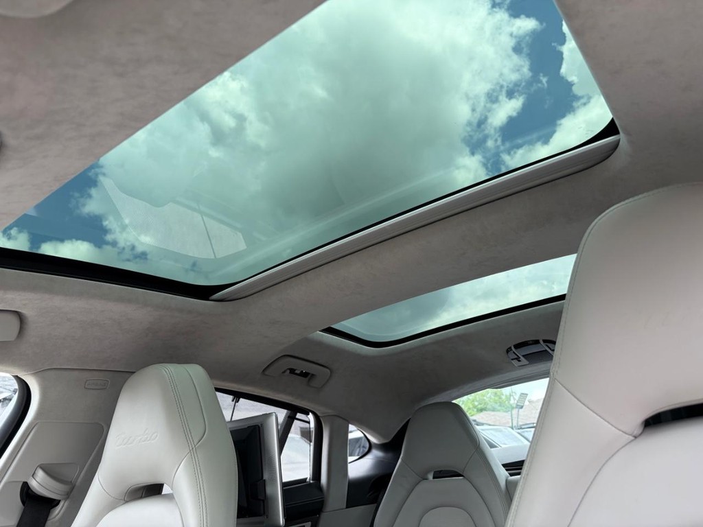 Porsche Panamera Vehicle Full-screen Gallery Image 29