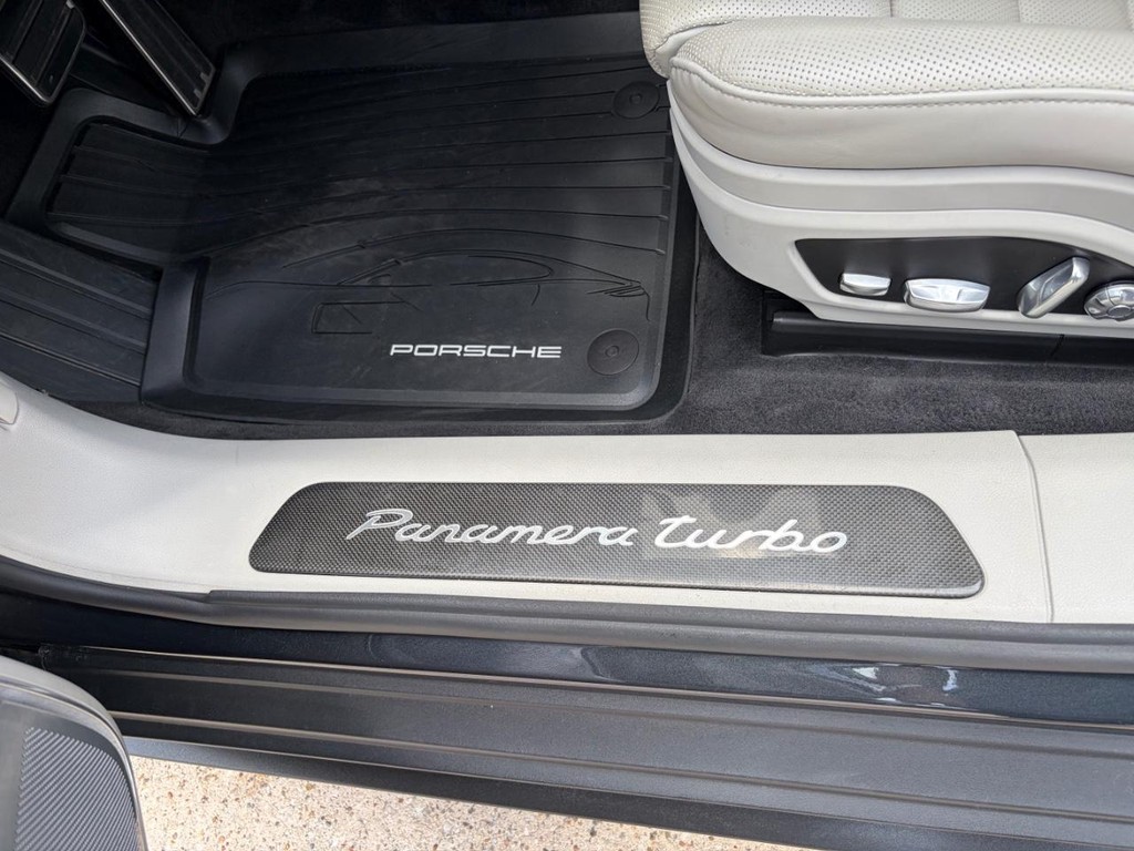 Porsche Panamera Vehicle Full-screen Gallery Image 30