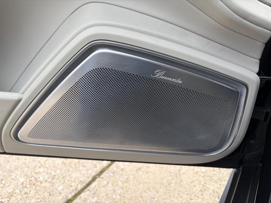 Porsche Panamera Vehicle Full-screen Gallery Image 31