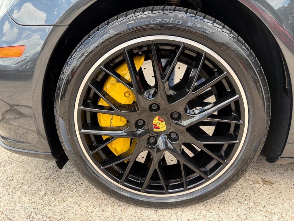 Porsche Panamera Vehicle Full-screen Gallery Image 32