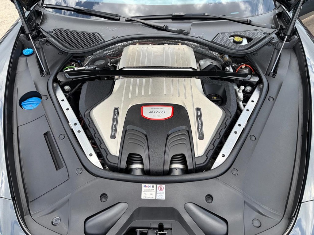 Porsche Panamera Vehicle Full-screen Gallery Image 33