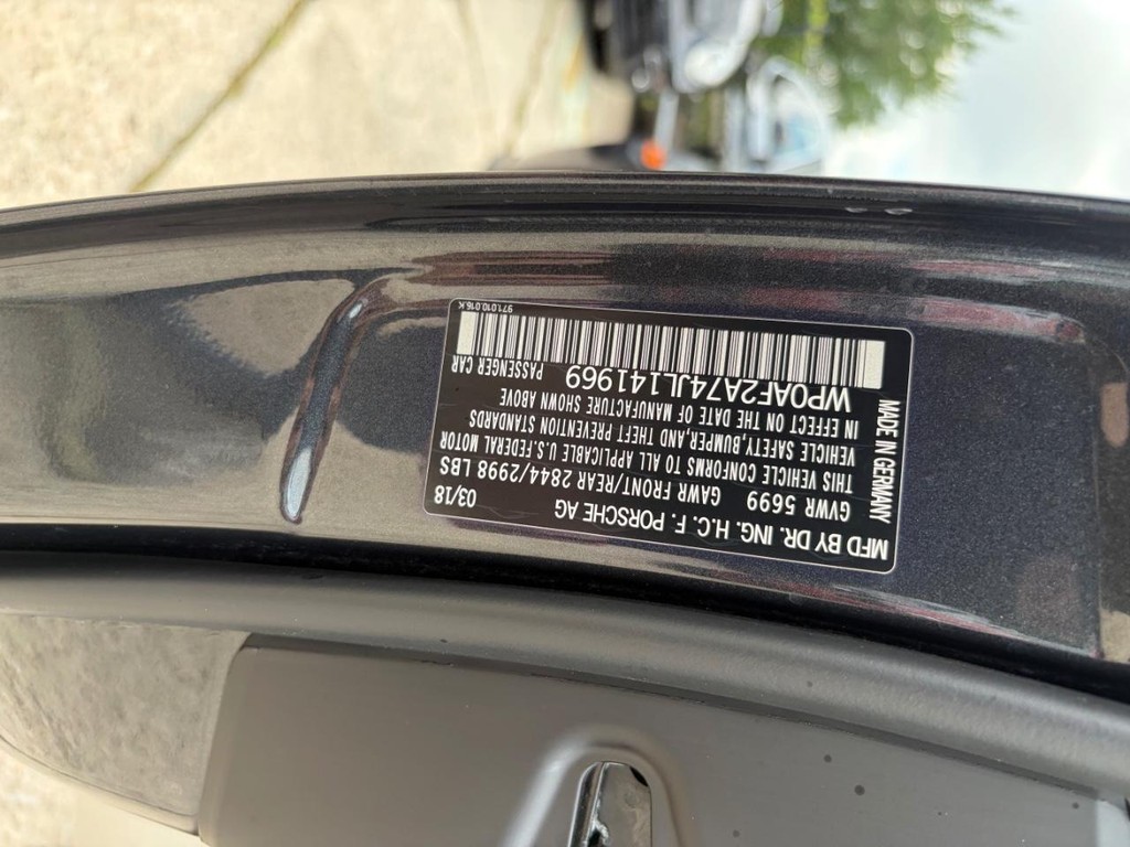 Porsche Panamera Vehicle Full-screen Gallery Image 34