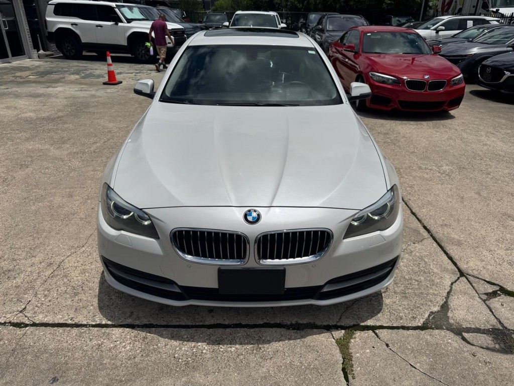 BMW 528i Vehicle Full-screen Gallery Image 03
