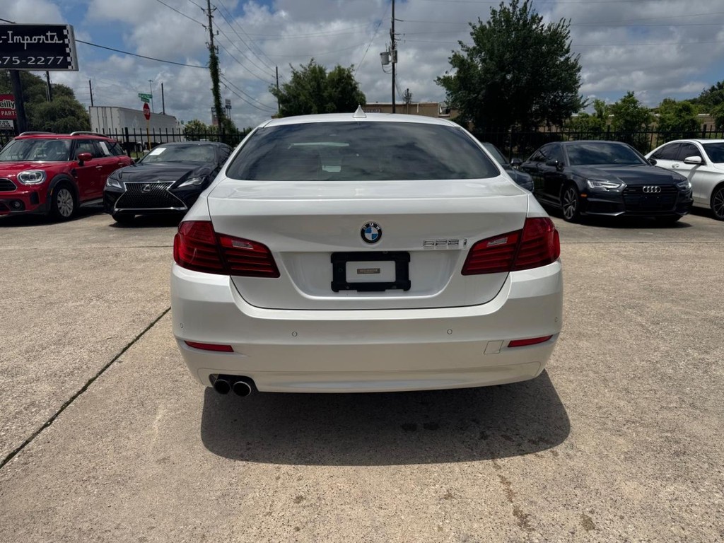 BMW 528i Vehicle Full-screen Gallery Image 07