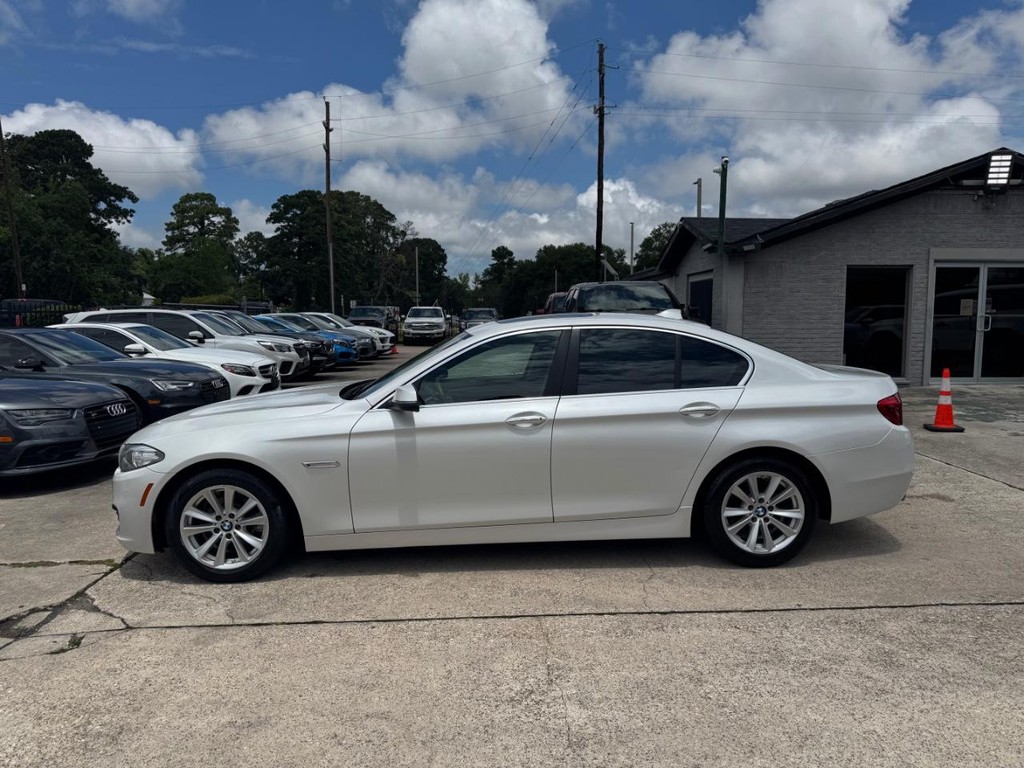 BMW 528i Vehicle Full-screen Gallery Image 09
